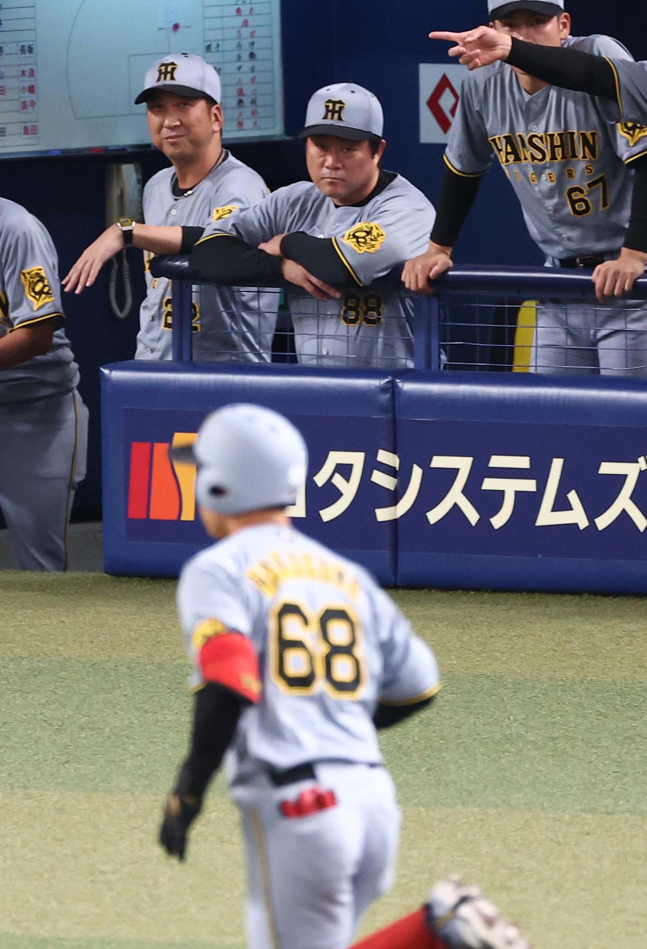 中日対阪神　2回表阪神1死、藤川監督（左）はプロ初本塁打を放った中川をベンチから見守る（撮影・上田博志）
