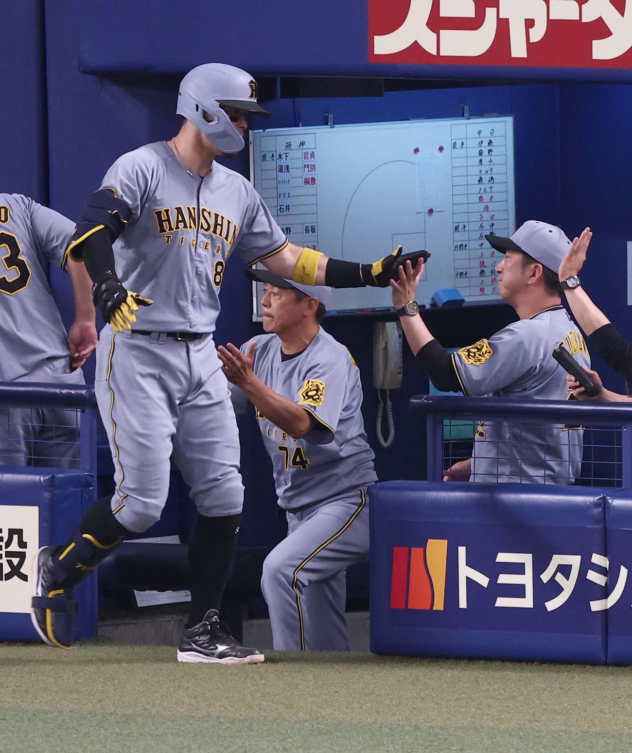 中日対阪神　4回表阪神無死、ソロ本塁打を放った佐藤輝（左）は藤川監督とハイタッチをする（撮影・上田博志）