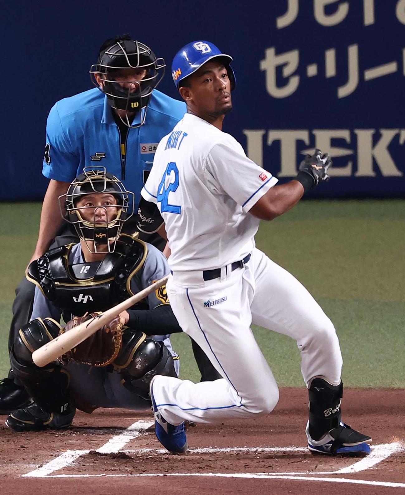 中日対阪神　1回裏中日無死、ブライトは二塁打を放つ（撮影・上田博志）