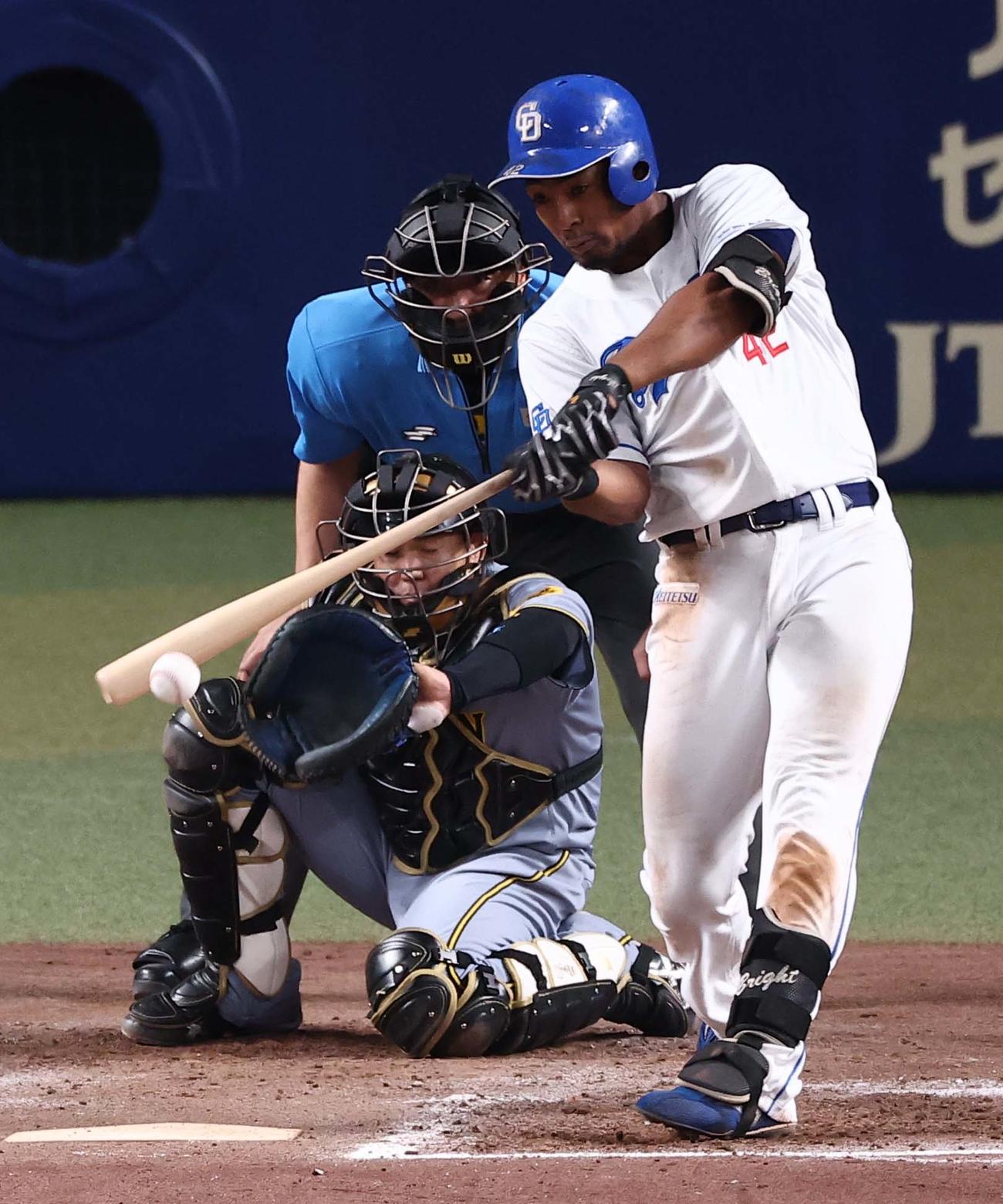 中日対阪神　8回裏中日1死、ブライト・健太は中前打を放つ（撮影・上田博志）