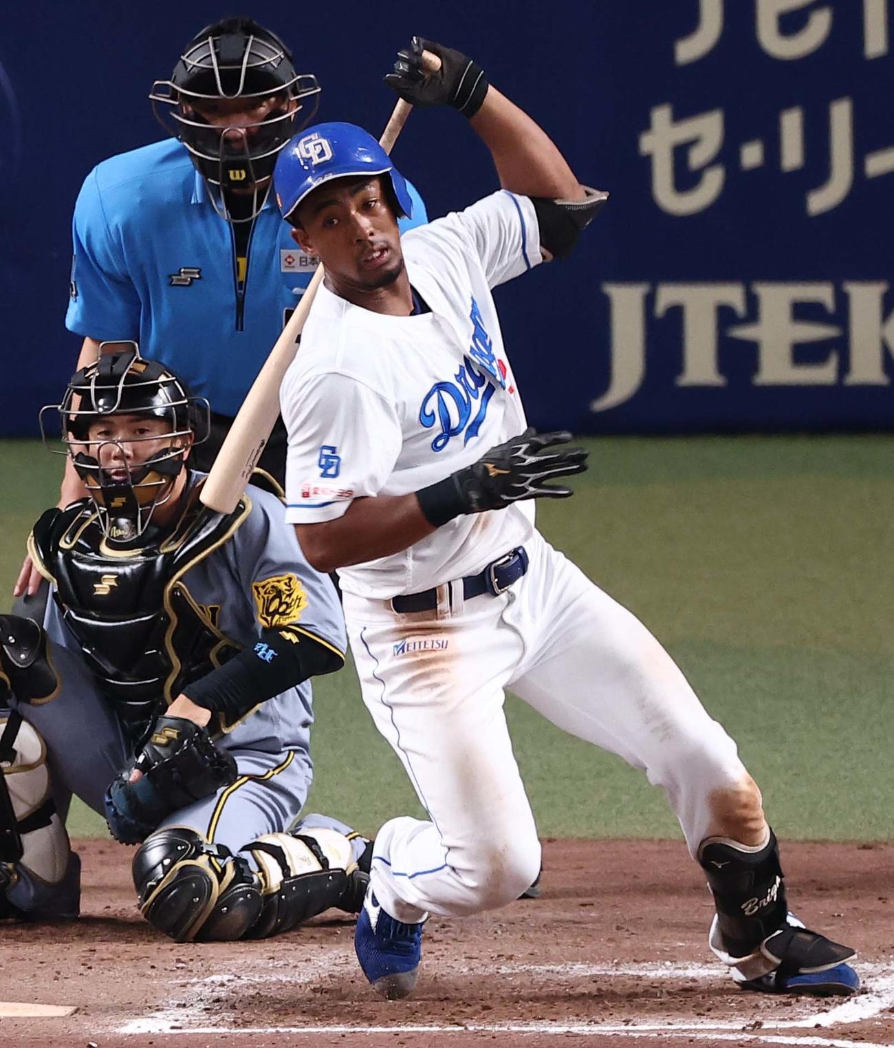 中日対阪神　8回裏中日1死、ブライト・健太は中前打を放つ（撮影・上田博志）