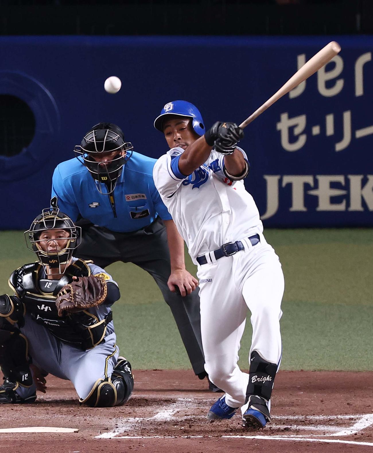 中日対阪神　3回裏中日無死、ブライトは二塁打を放つ（撮影・上田博志）