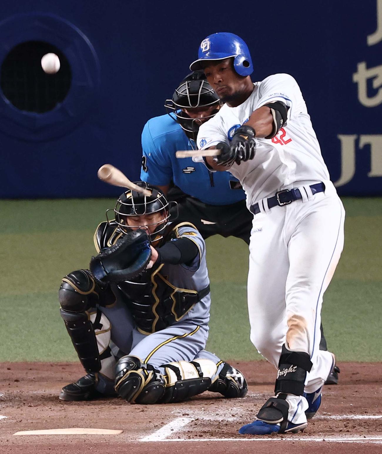 中日対阪神　6回裏中日無死、ブライトはバットを折りながらも中前打を放つ（撮影・上田博志）