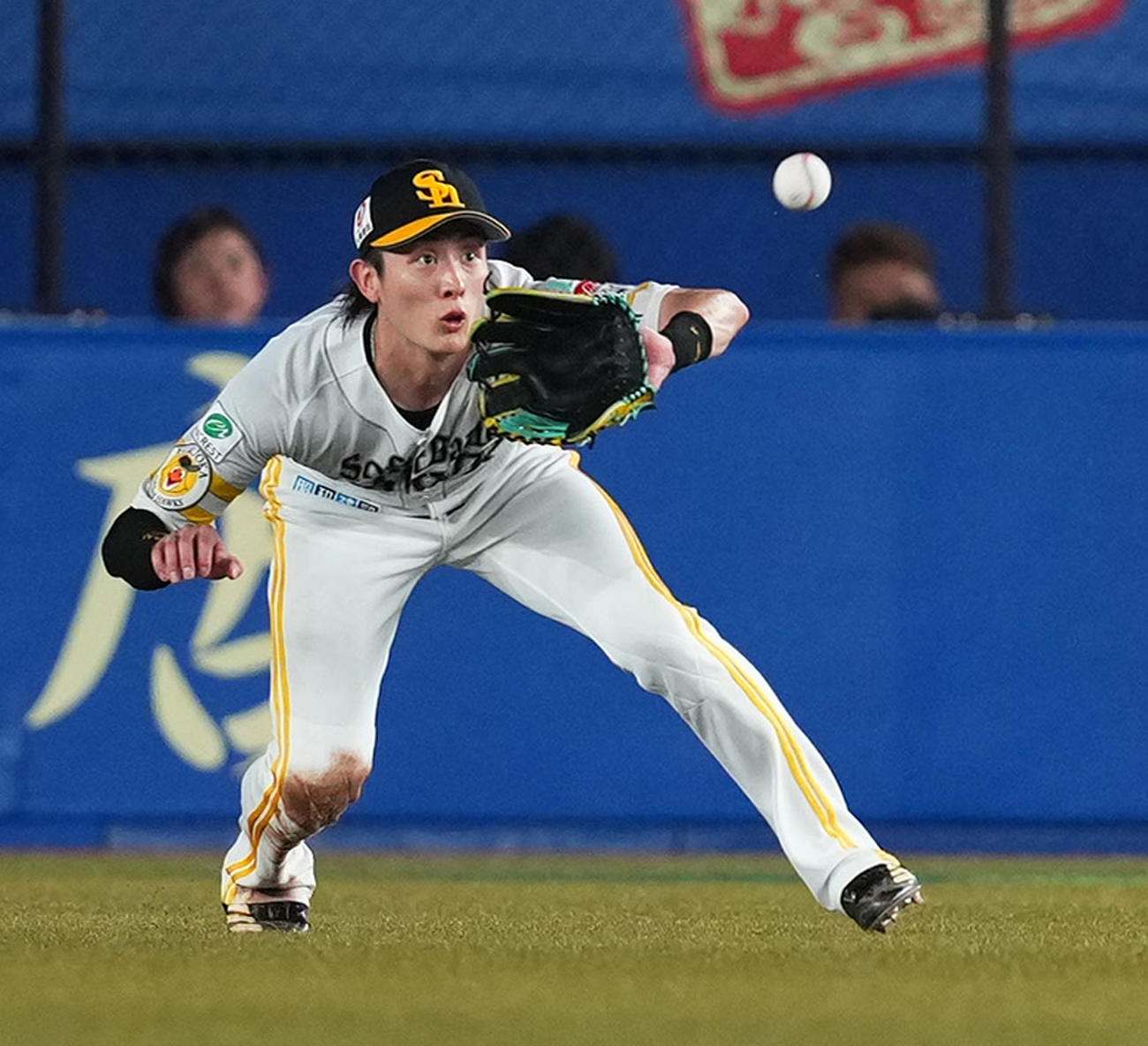 ロッテ対ソフトバンク　4回裏ロッテ2死、友杉の中飛を好捕する周東（撮影・菅敏）