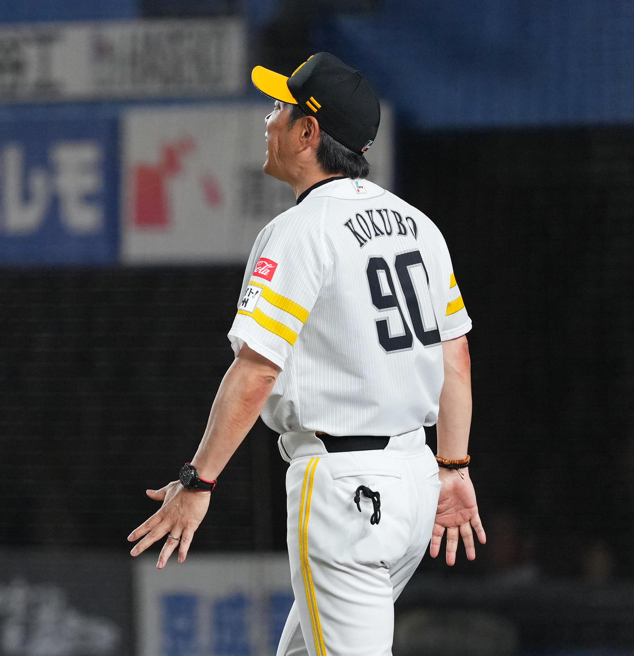 ロッテ対ソフトバンク　7回、球審に投手交代を告げるソフトバンク小久保監督（撮影・菅敏）