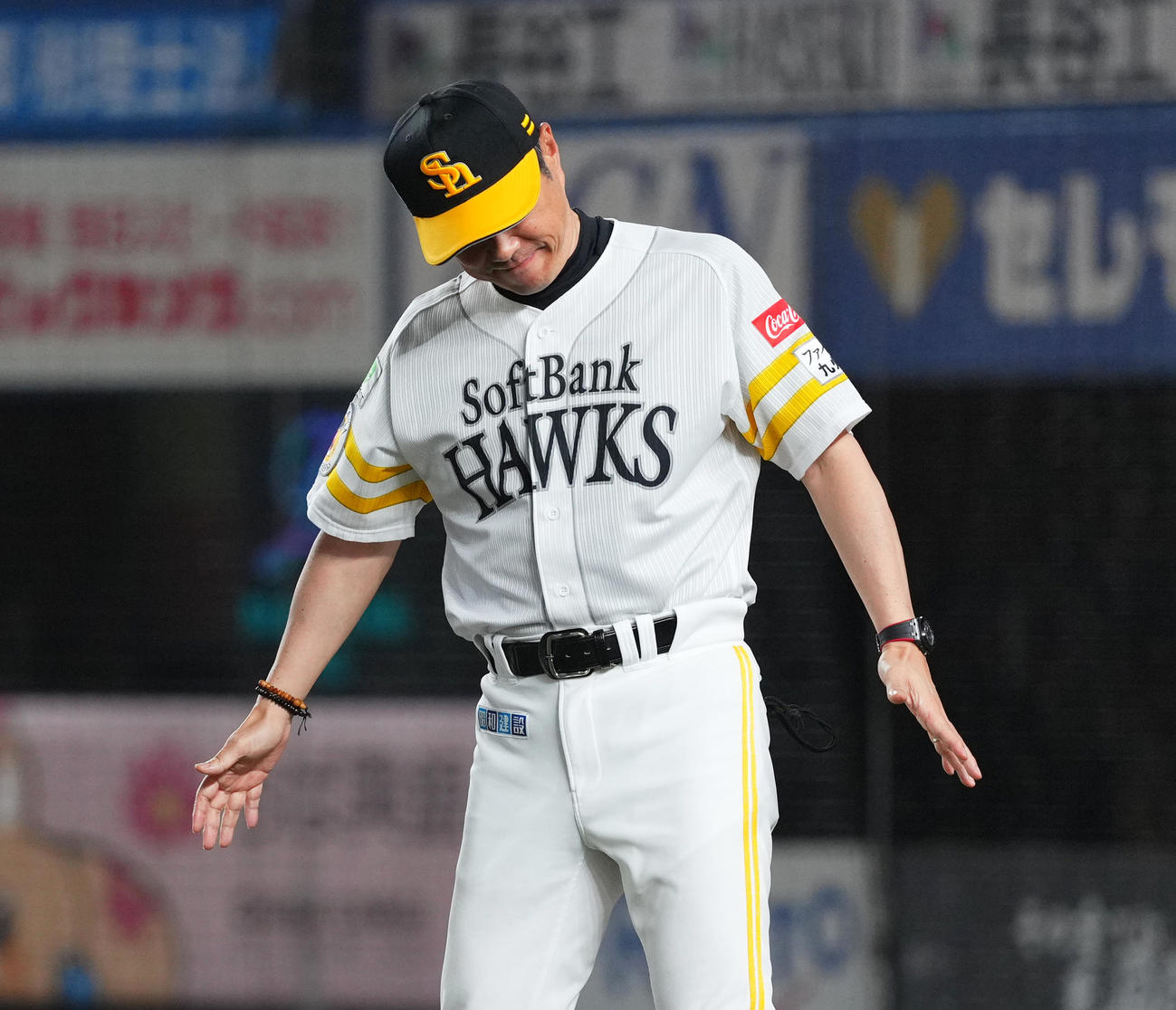 ロッテ対ソフトバンク　7回、球審に投手交代を告げるソフトバンク小久保監督（撮影・菅敏）
