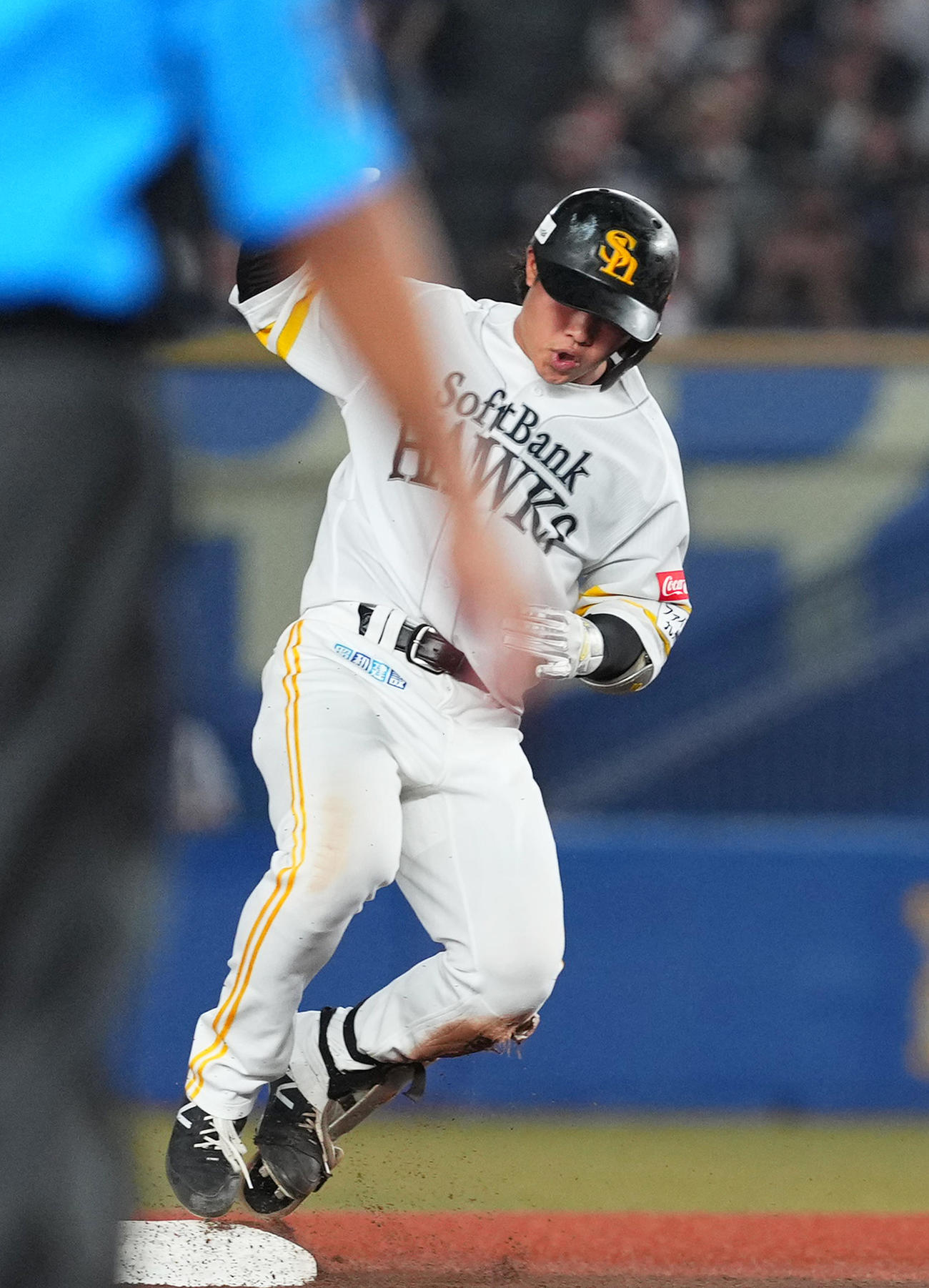 ロッテ対ソフトバンク　6回表ソフトバンク2死二塁、右適時打を放ち、ガッツポーズを見せる井上（撮影・菅敏）