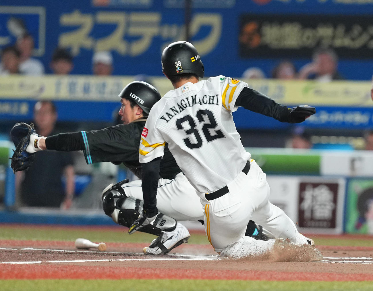 ロッテ対ソフトバンク　6回表ソフトバンク2死二塁、井上の適時打で二塁から生還する柳町（撮影・菅敏）