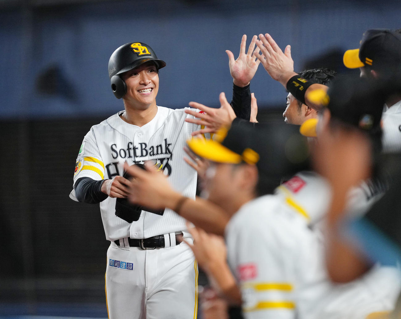 ロッテ対ソフトバンク　6回表ソフトバンク2死二塁、井上の適時打で二塁から生還し、ナインに迎えられる柳町（左）（撮影・菅敏）