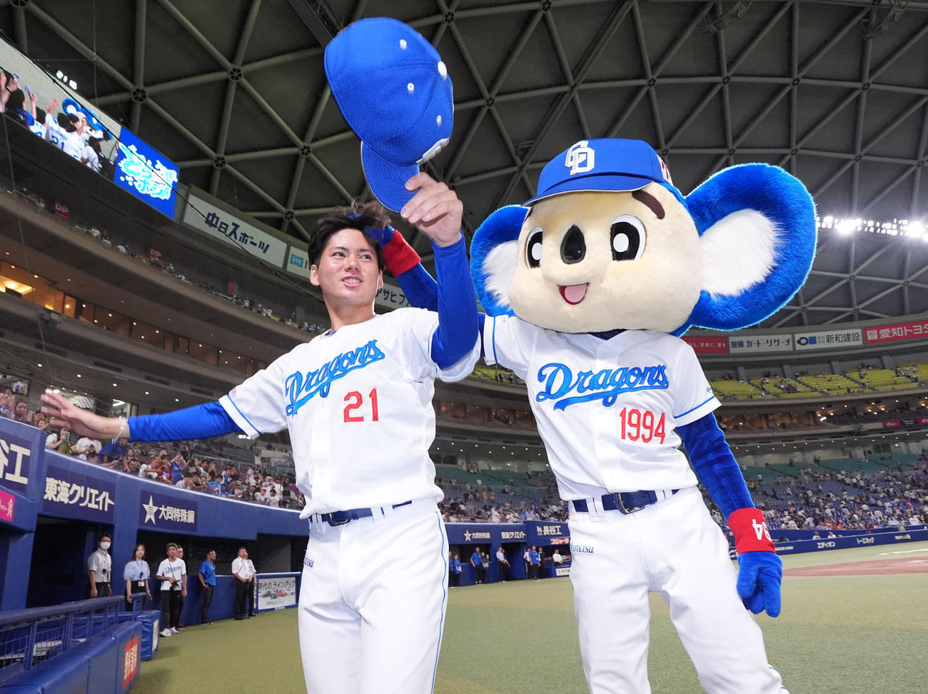 中日対阪神　試合終了、金丸（左）はドアラから祝福を受ける（撮影・森本幸一）