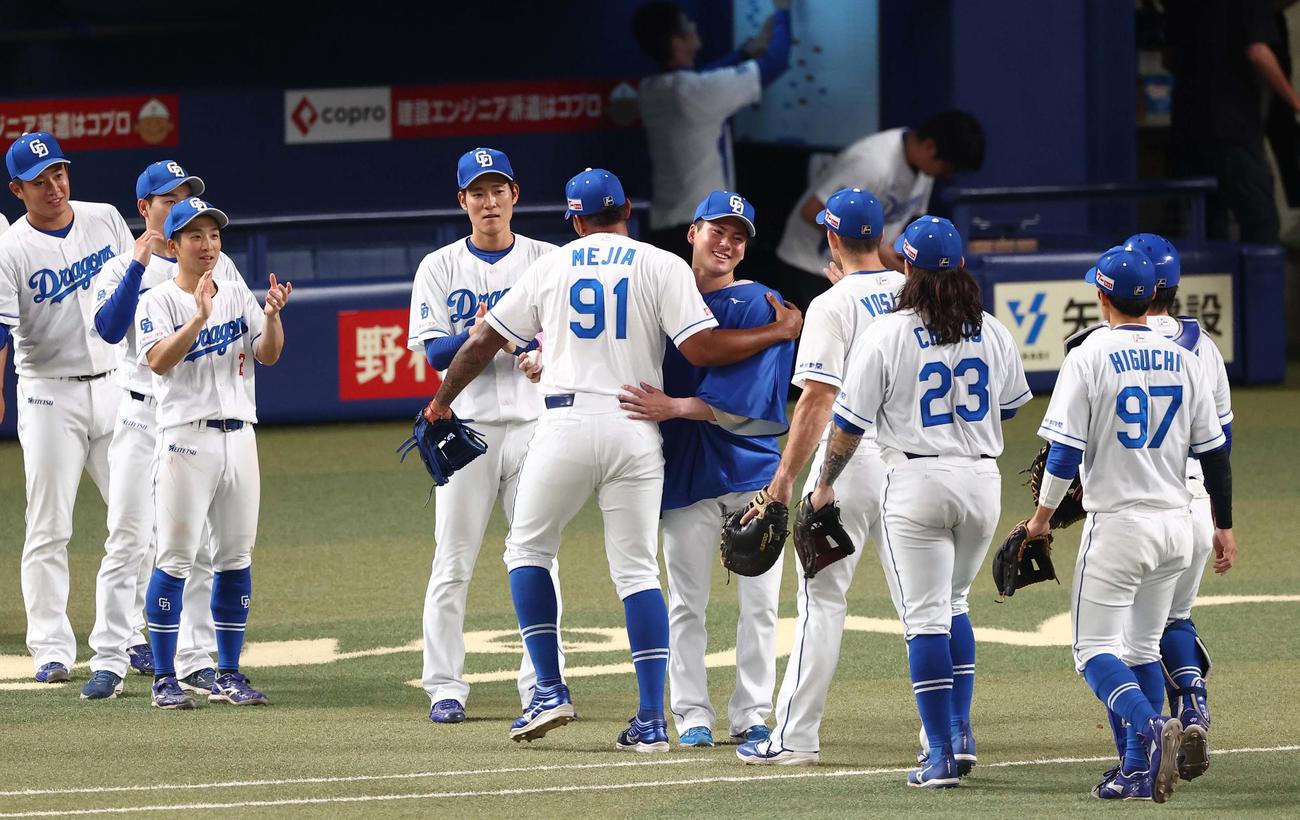 中日対阪神　プロ初勝利の金丸（中央右）はメヒアから勝利球を受け取り笑顔を見せる（撮影・上田博志）