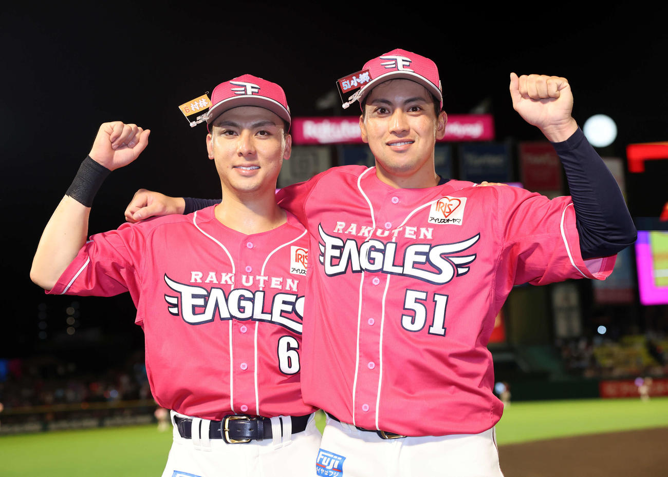 楽天対オリックス　オリックス戦3連勝に、笑顔でガッツポーズする楽天村林（左）と小郷（撮影・浅見桂子）