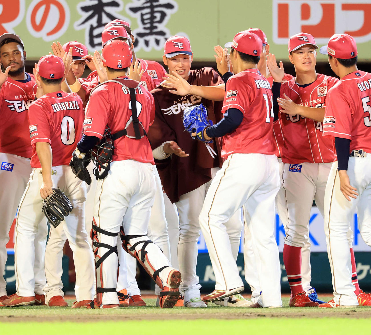 楽天対オリックス　オリックス戦3連勝で、勝利投手の藤平（中央）は則本（手前右）からウイニングボールを受け取る（撮影・浅見桂子）