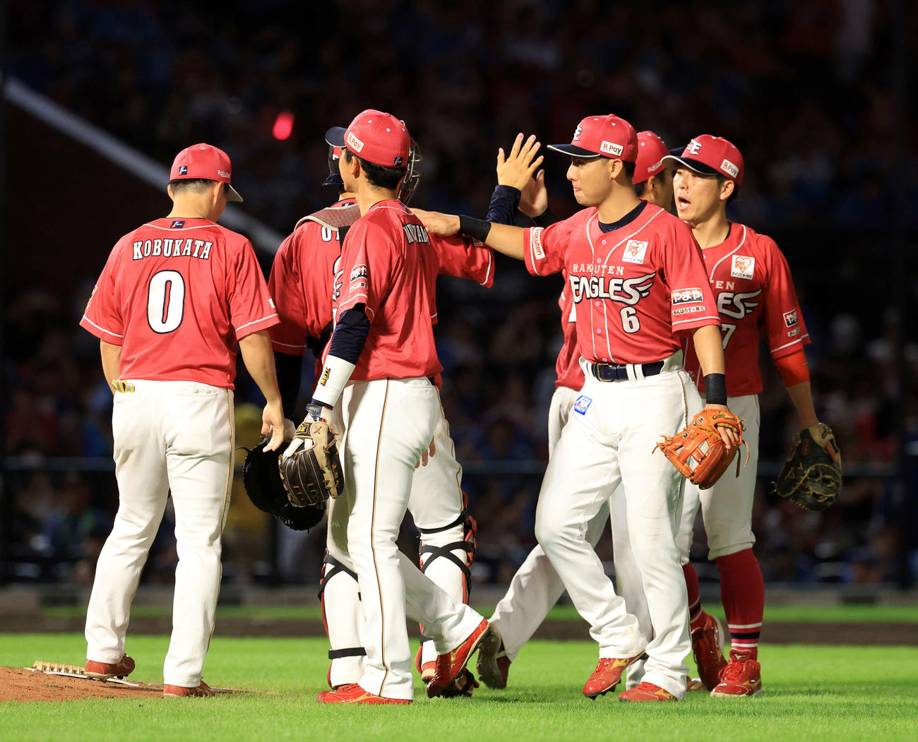 楽天対オリックス　オリックス戦3連勝に、ハイタッチで喜び合う村林（右から2人目）ら楽天の選手たち（撮影・浅見桂子）