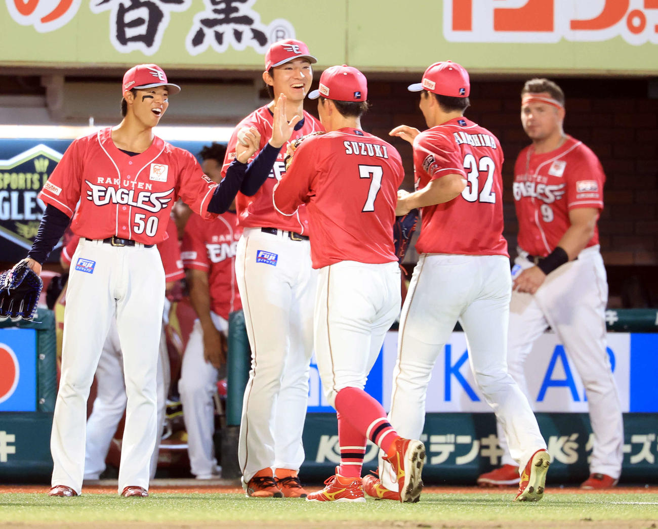 楽天対オリックス　8回表オリックス1死三塁、紅林の右飛で本塁好返球をした中島（右から2人目）はナインに笑顔で迎えられる（撮影・浅見桂子）
