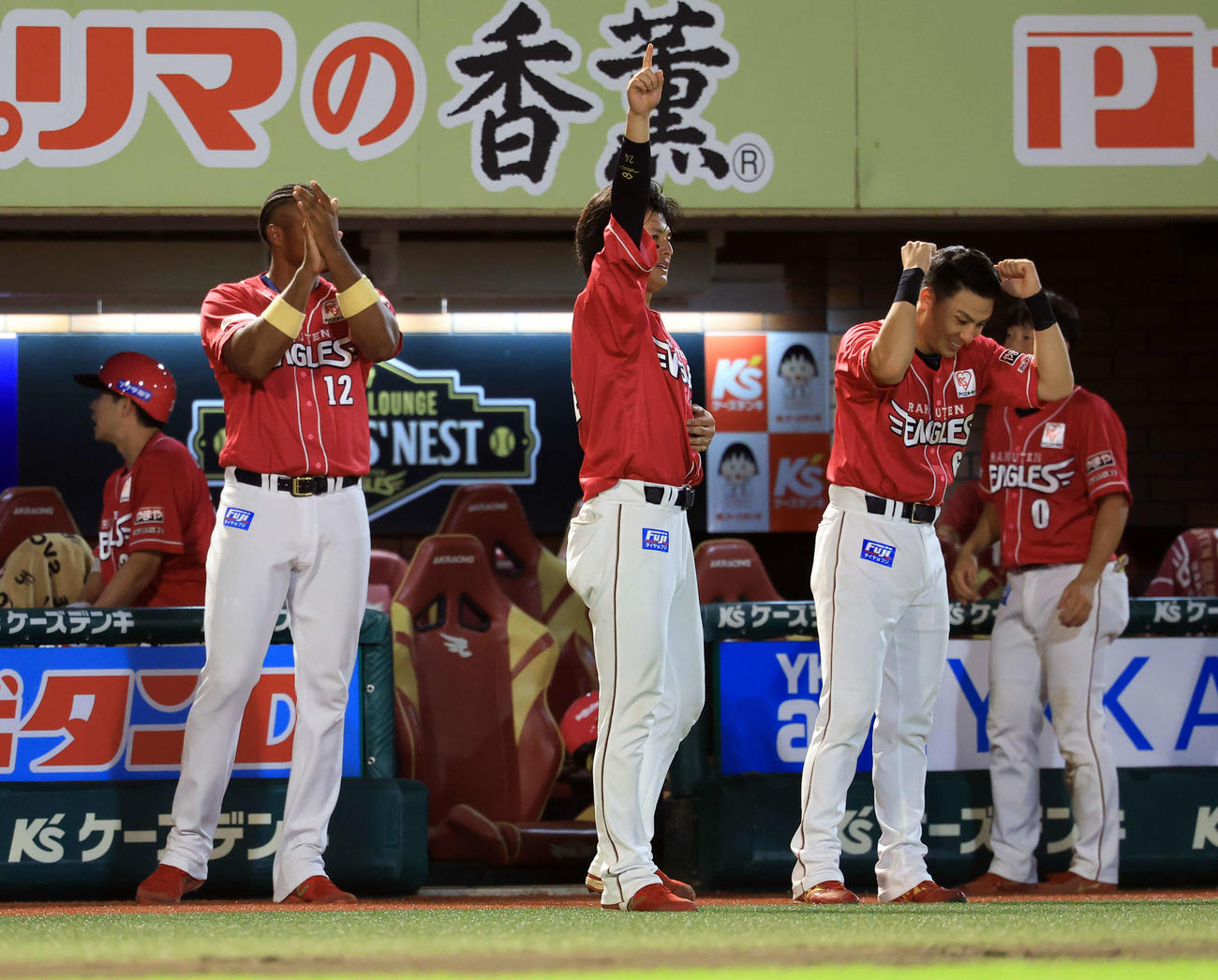楽天対オリックス　8回裏楽天1死一、二塁、小郷が勝ち越し適時二塁打を放ち大喜びの村林（右）ら楽天の選手たち（撮影・浅見桂子）