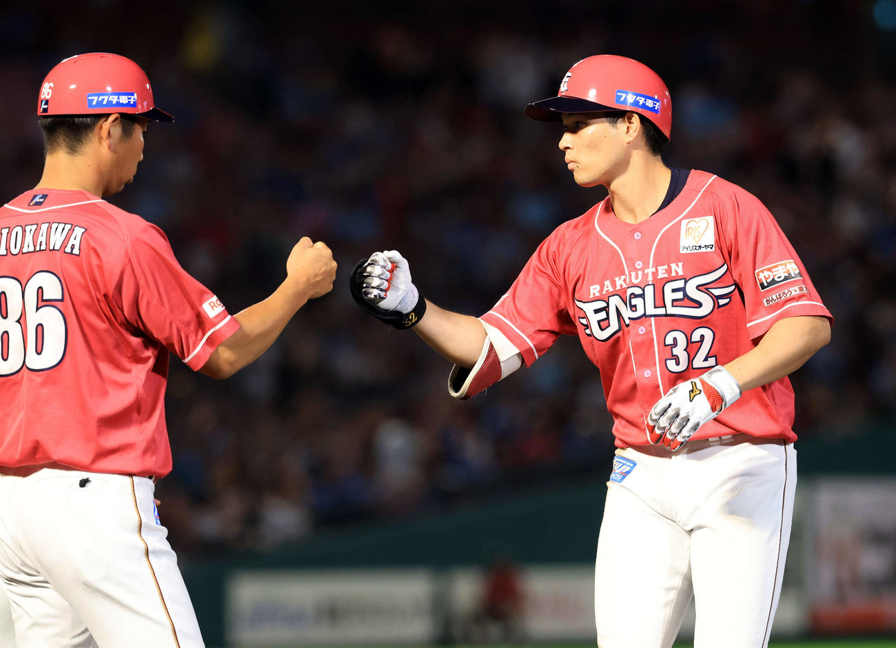 楽天対オリックス　8回裏楽天1死満塁、中島は右適時打を放ちグータッチ（撮影・浅見桂子）
