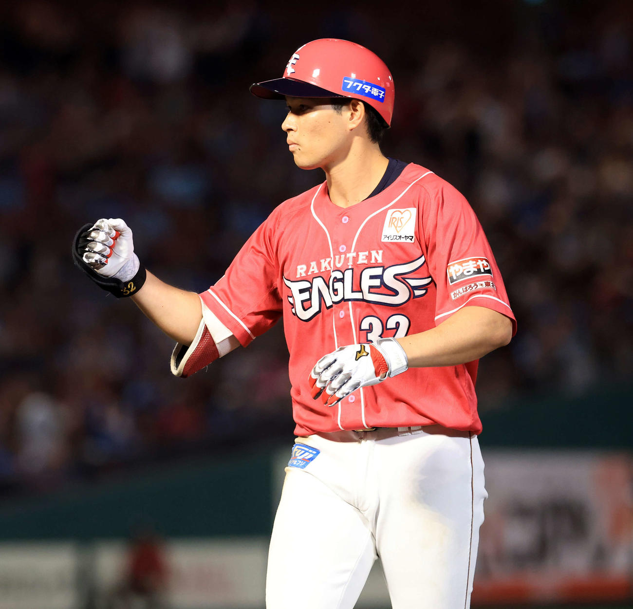 楽天対オリックス　8回裏楽天1死満塁、中島は右適時打を放ちガッツポーズ（撮影・浅見桂子）