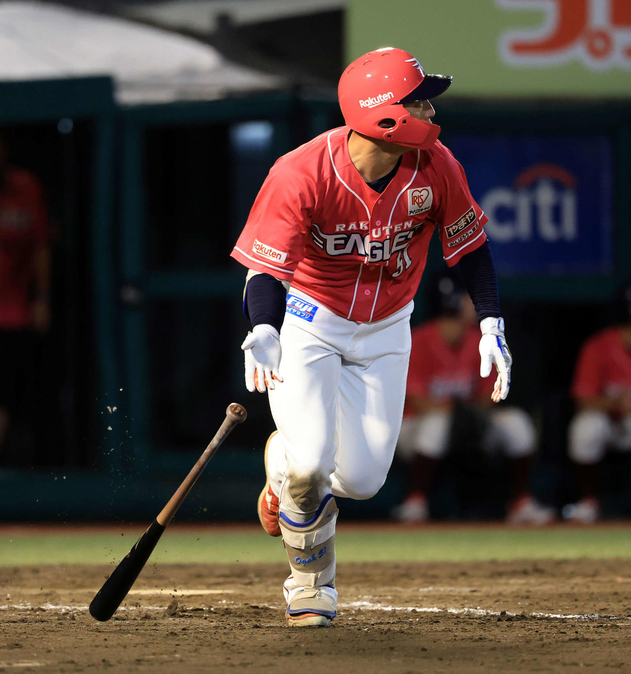 楽天対オリックス　8回裏楽天1死一、二塁、小郷は勝ち越し適時二塁打を放つ（撮影・浅見桂子）