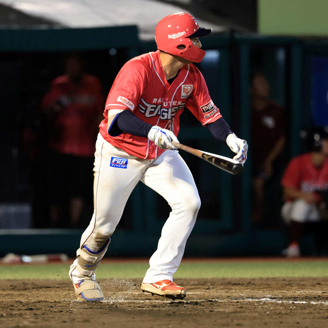 楽天対オリックス　8回裏楽天1死一、二塁、小郷は勝ち越し適時二塁打を放つ（撮影・浅見桂子）