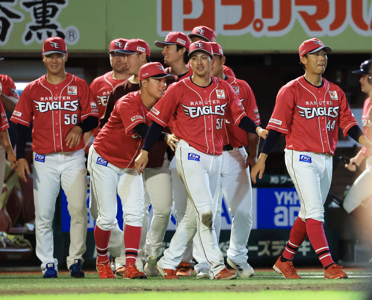 楽天対オリックス　オリックス戦3連勝を決め、押し出されながら出迎えに出る楽天小郷（中央）（撮影・浅見桂子）