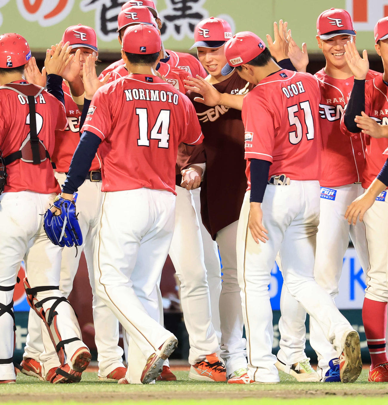 楽天対オリックス　オリックス戦3連勝で、勝利投手の藤平（中央）は則本（手前左）からウイニングボールを受け取る（撮影・浅見桂子）
