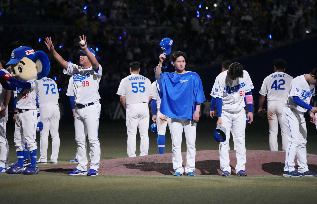 中日対阪神　試合終了、金丸（中央）は井上監督らナインと観客にあいさつをする（撮影・森本幸一）