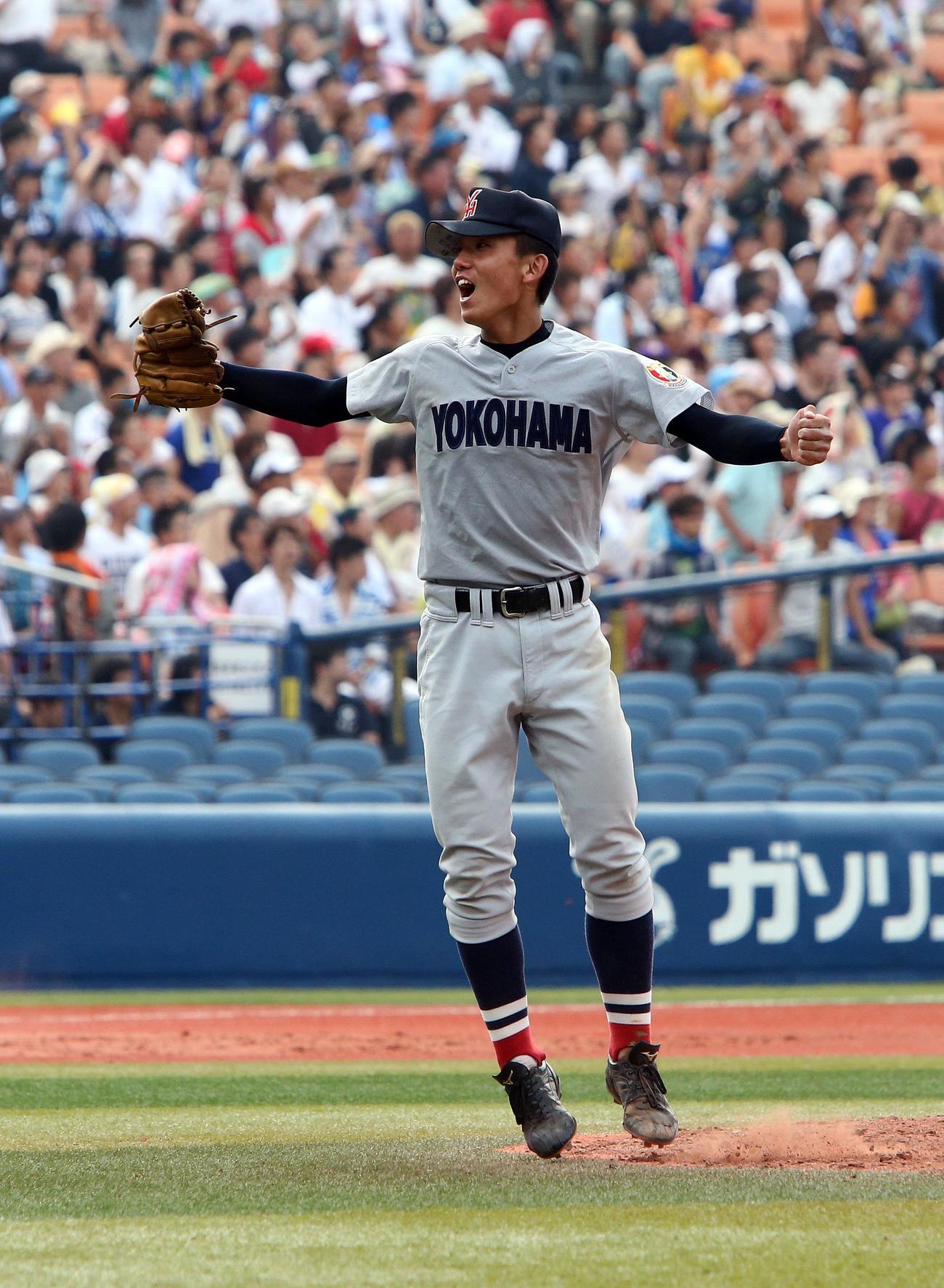 13年7月30日　第95回全国高校野球選手権　神奈川大会、平塚学園対横浜　優勝を決め喜ぶ横浜エースの伊藤将司
