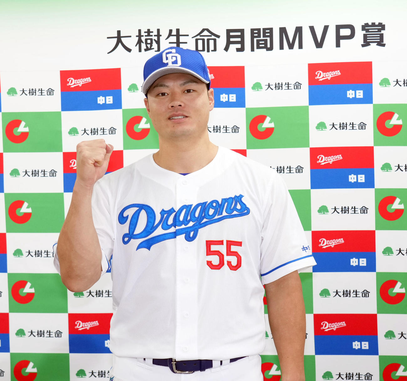 7月度月間MVPを受賞し会見後ポーズを決める細川（撮影・森本幸一）