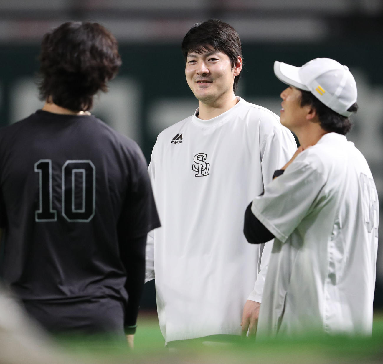 練習中、笑顔を見せる有原（撮影・梅根麻紀）