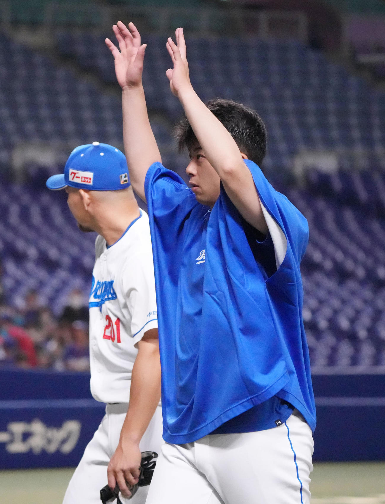８月７日の２軍でのオリックス戦の試合終了後、松山（右）は観客からの声援に手を振り応える