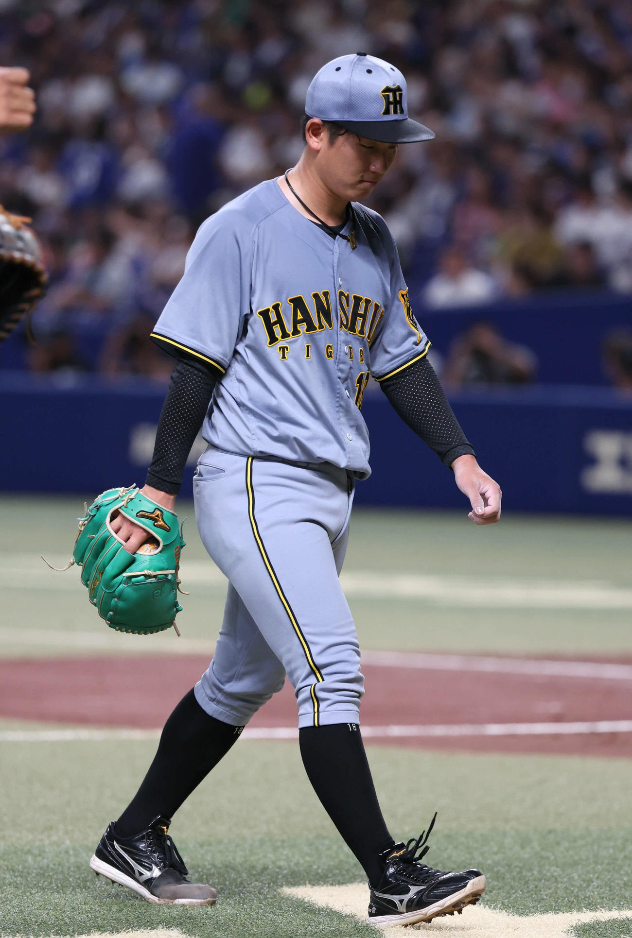 8月7日　中日対阪神　3回までに5失点の阪神先発の伊原はうなだれてベンチに戻る