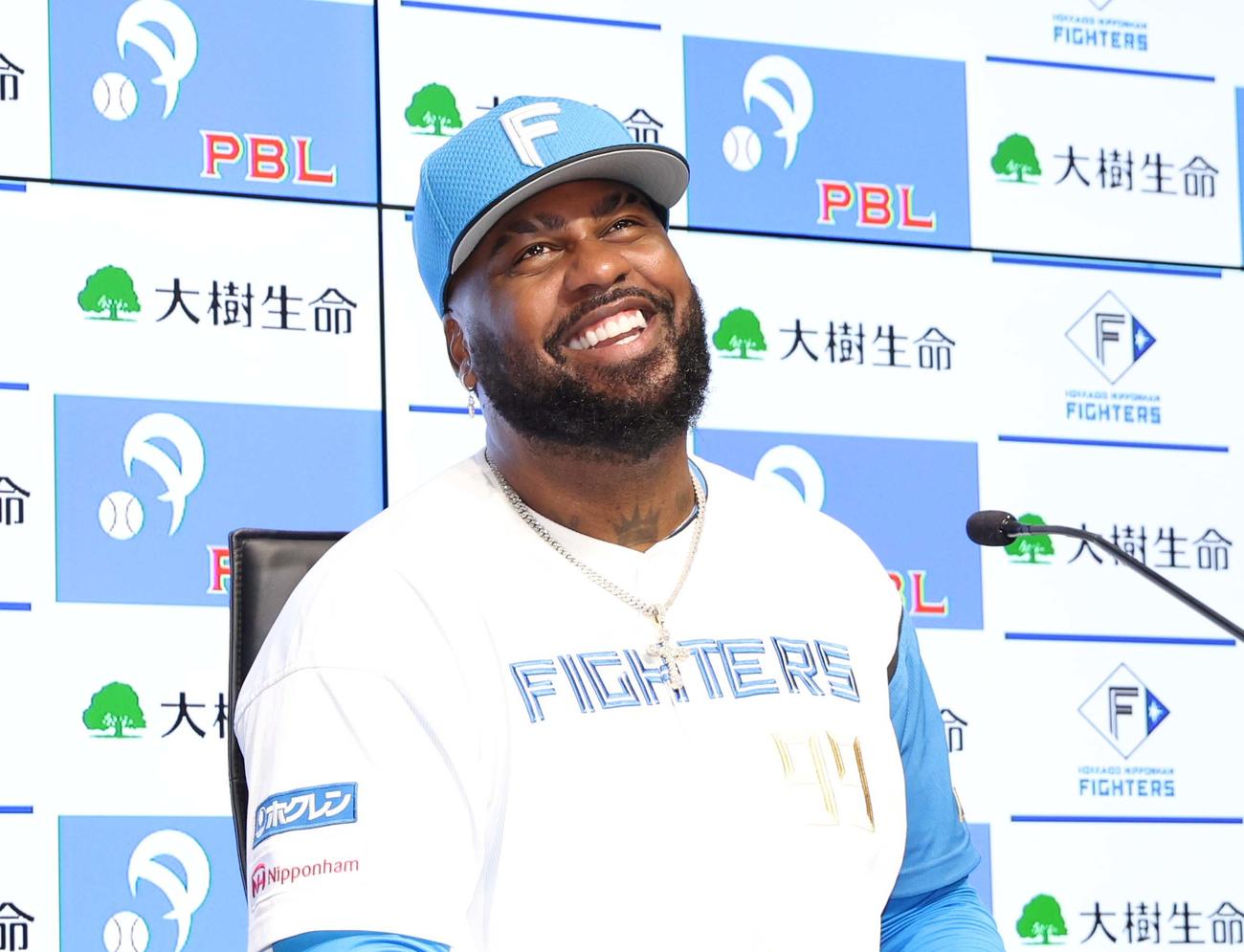 月間MVPに選ばれ笑顔の日本ハムレイエス（撮影・黒川智章）