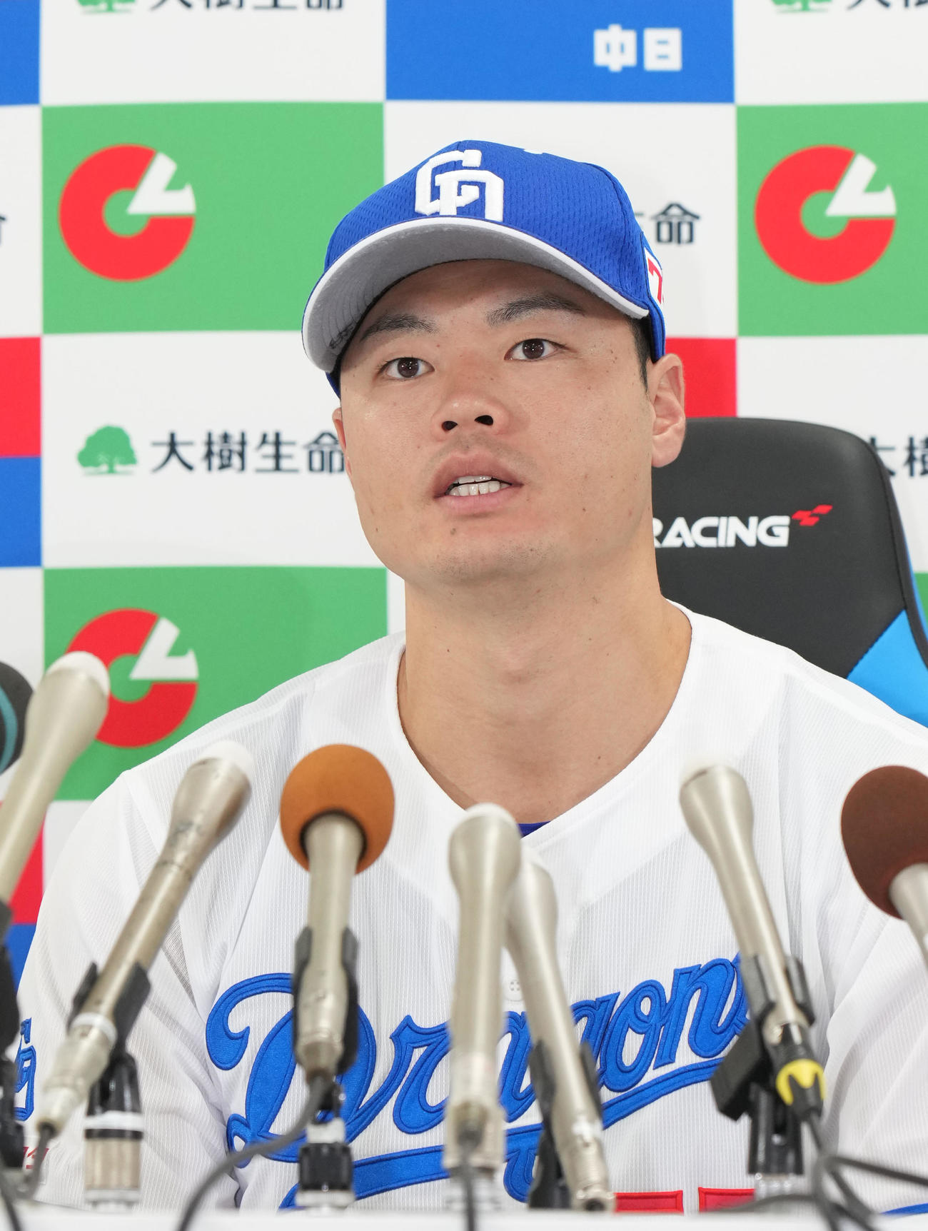 7月度月間MVPを受賞し会見する細川（撮影・森本幸一）