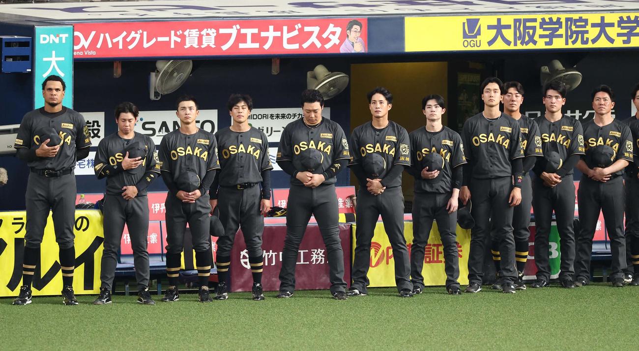 阪神対ヤクルト　ブラックダイナマイトシリーズのユニホームで君が代を聴く阪神ナイン（撮影・上田博志）