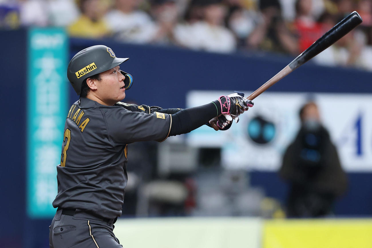 阪神対ヤクルト　2回裏阪神1死、右中間へ二塁打を放つ大山（撮影・前田充）