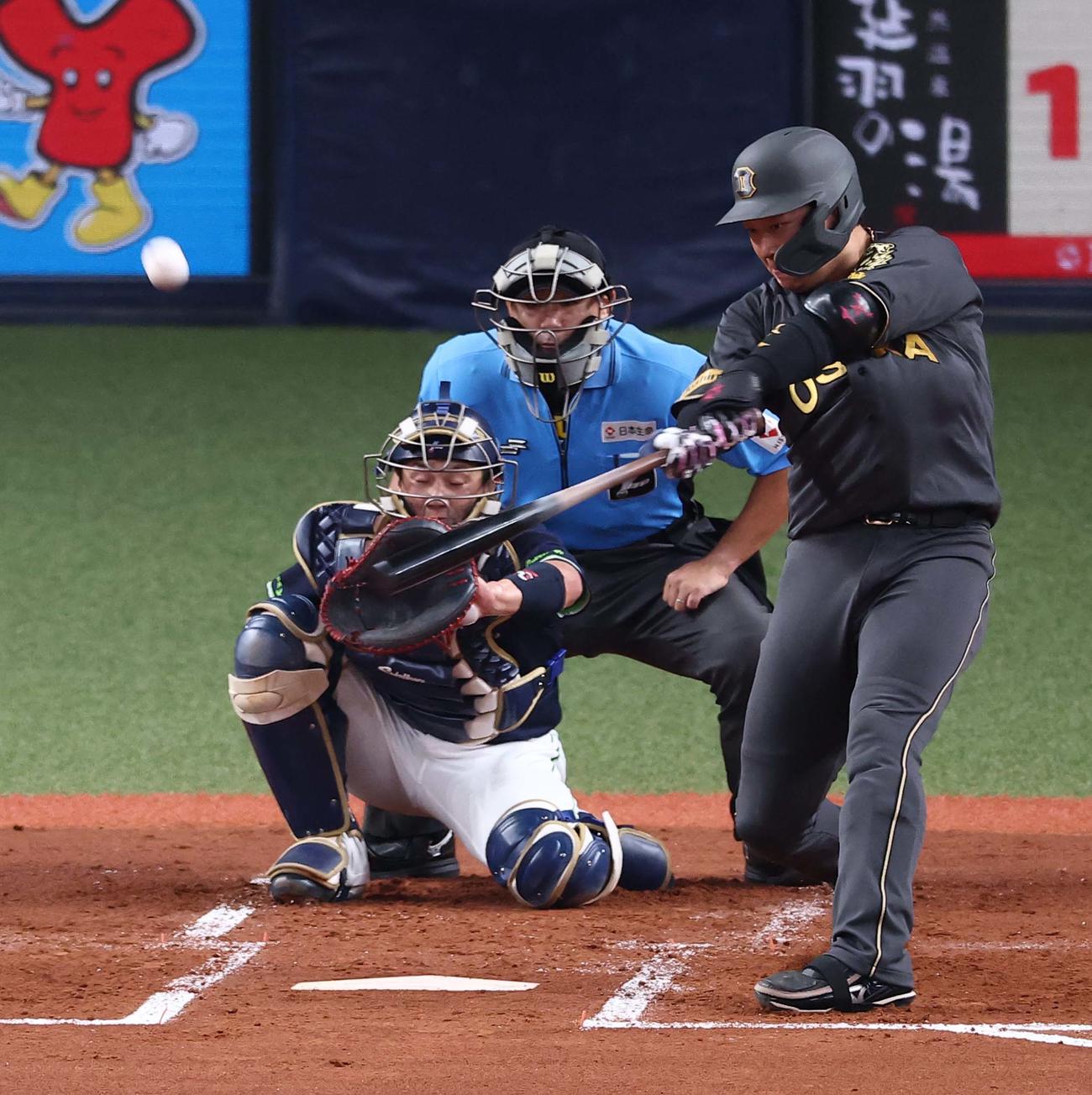 阪神対ヤクルト　2回裏阪神1死、大山は二塁打を放つ（撮影・上田博志）