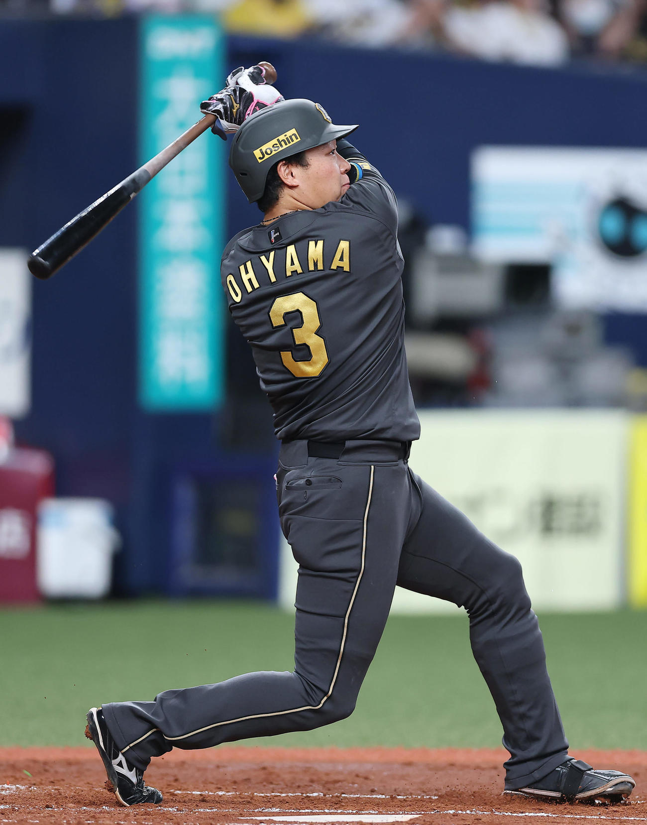 阪神対ヤクルト　2回裏阪神1死、右中間へ二塁打を放つ大山（撮影・前田充）