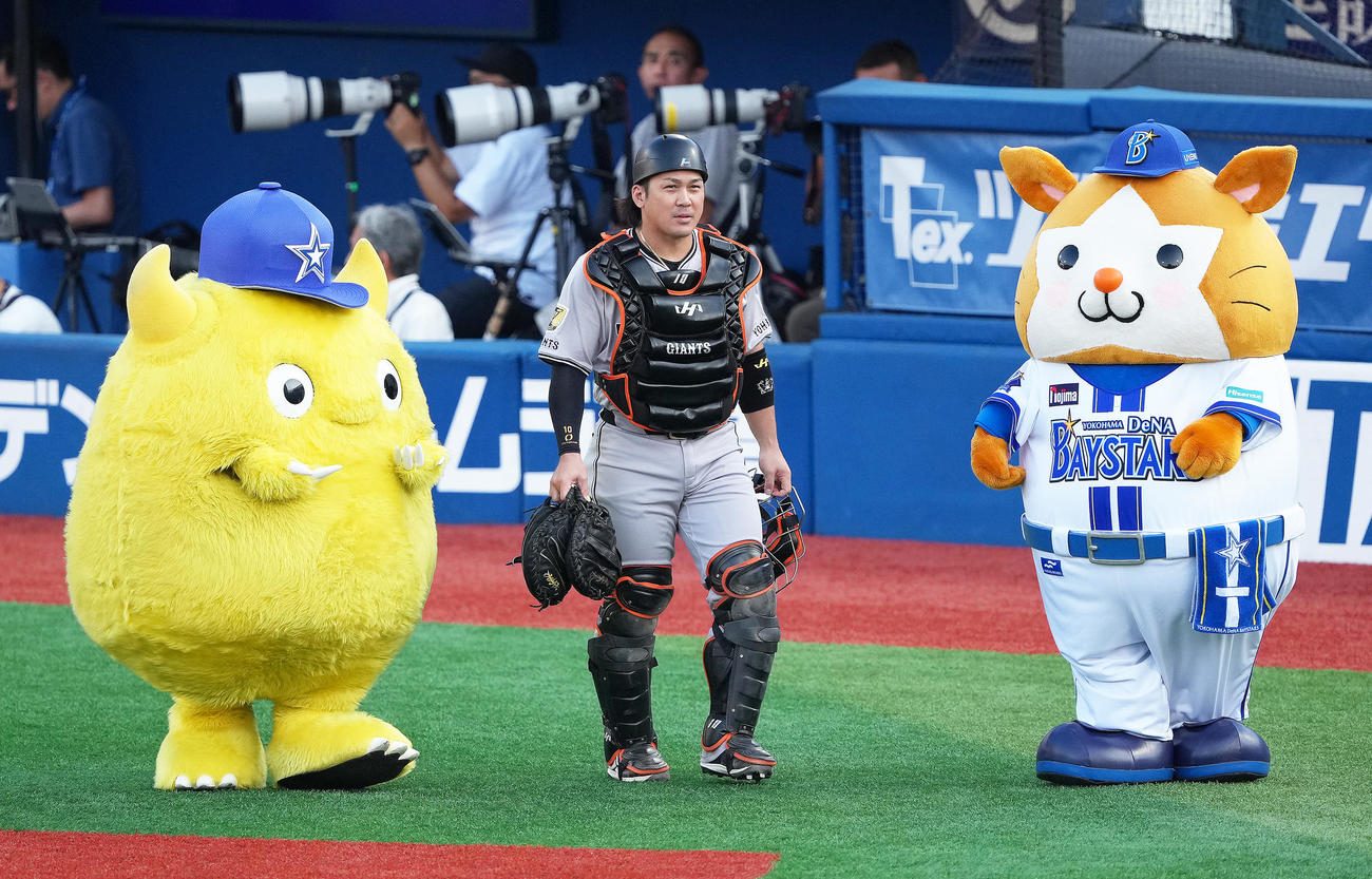試合前の巨人甲斐を追いかけるチャピー（左）とDB．スターマン
