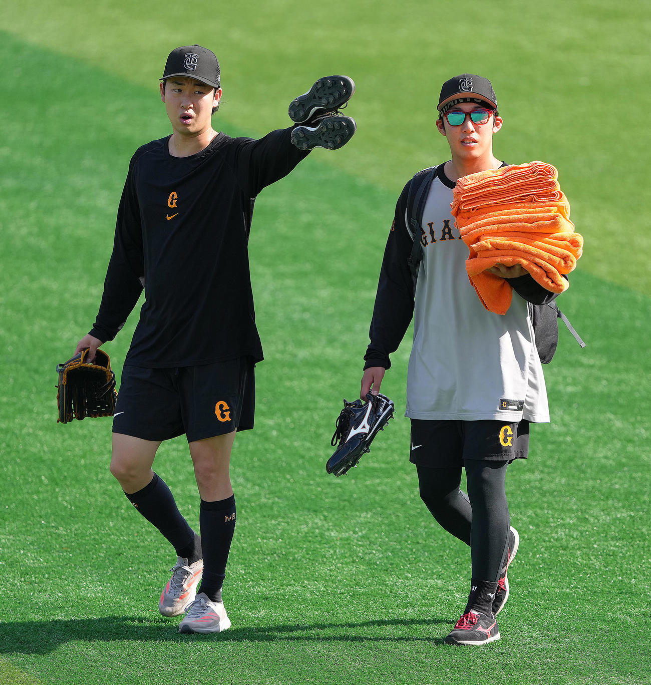 試合前練習に臨む巨人の山崎（左）と赤星（撮影・足立雅史）