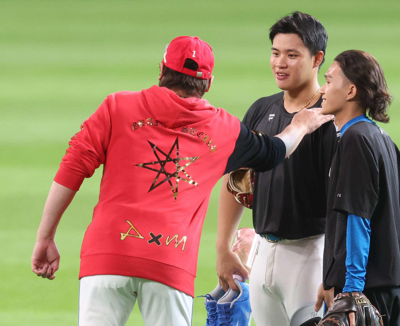 5日、西武戦で新庄監督と話す孫易磊（撮影・黒川智章）