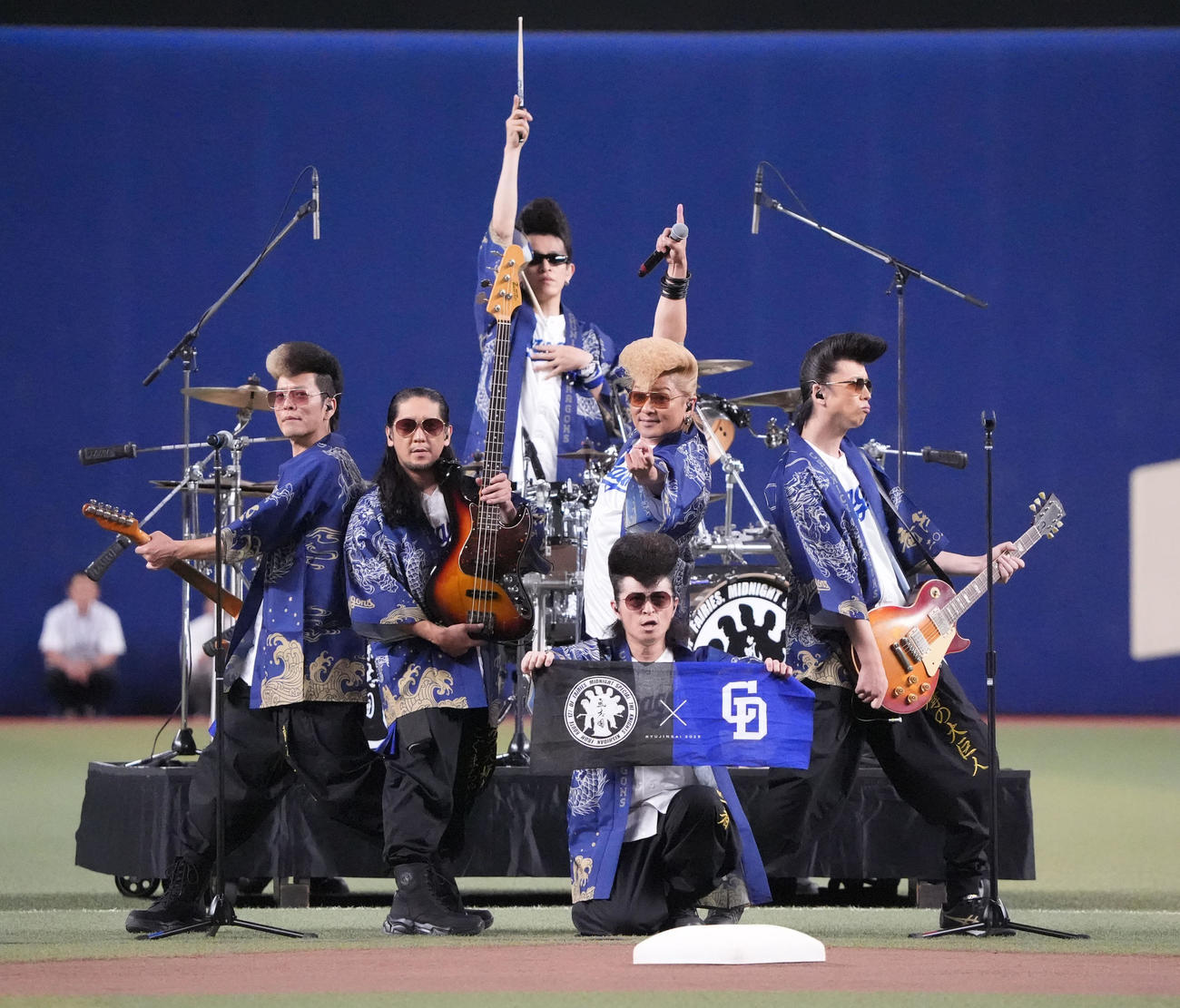 中日対広島　試合前、ライブで会場を盛り上げる氣志團（撮影・森本幸一）