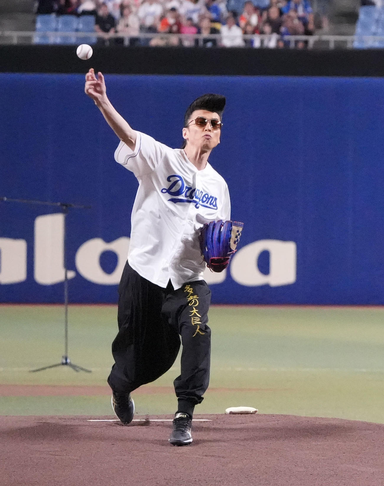 中日対広島　試合前、セレモニアルピッチを行う氣志團の西園寺瞳（撮影・森本幸一）