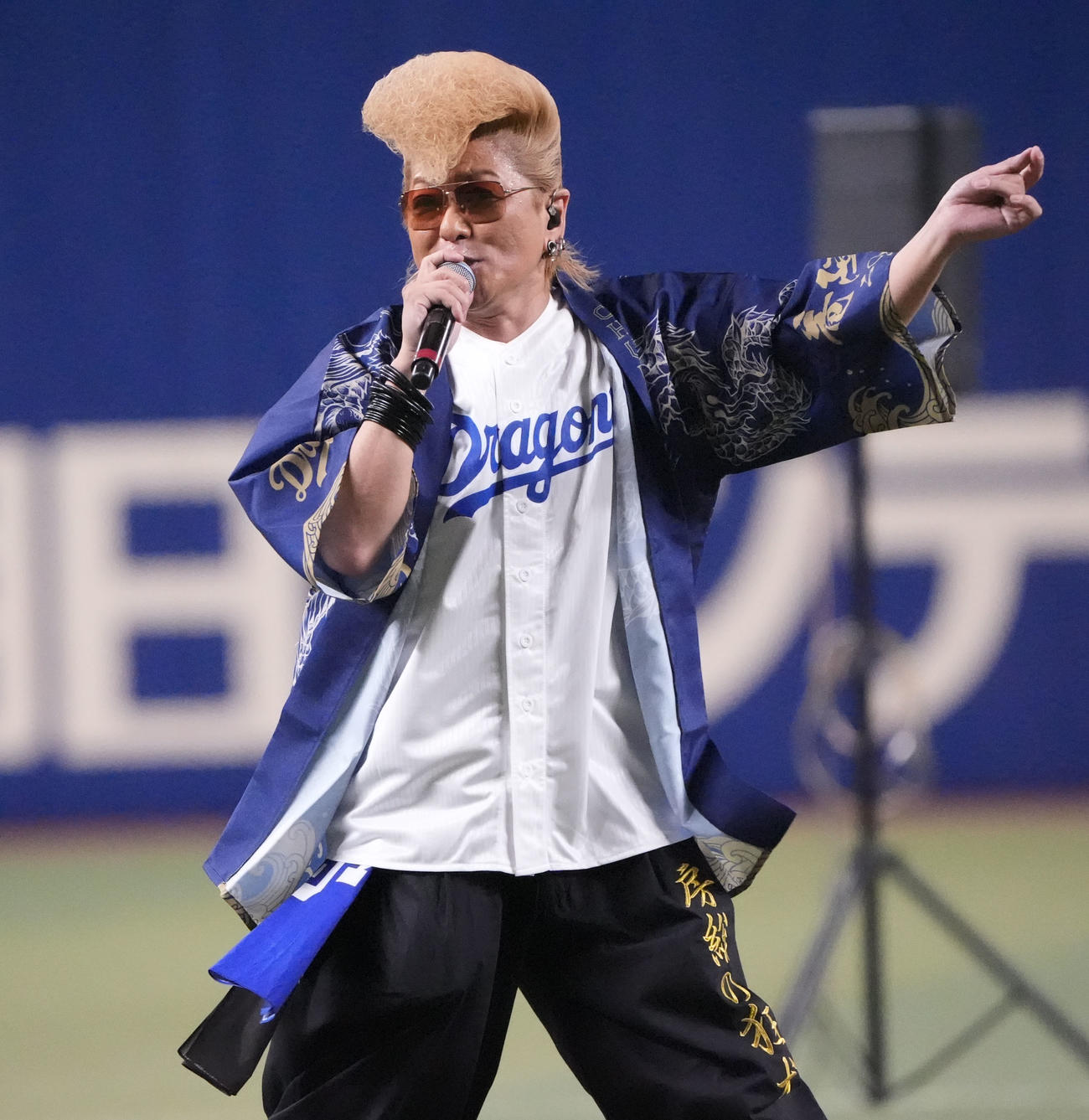 中日対広島　試合前、ライブで会場を盛り上げる氣志團の綾小路翔（撮影・森本幸一）