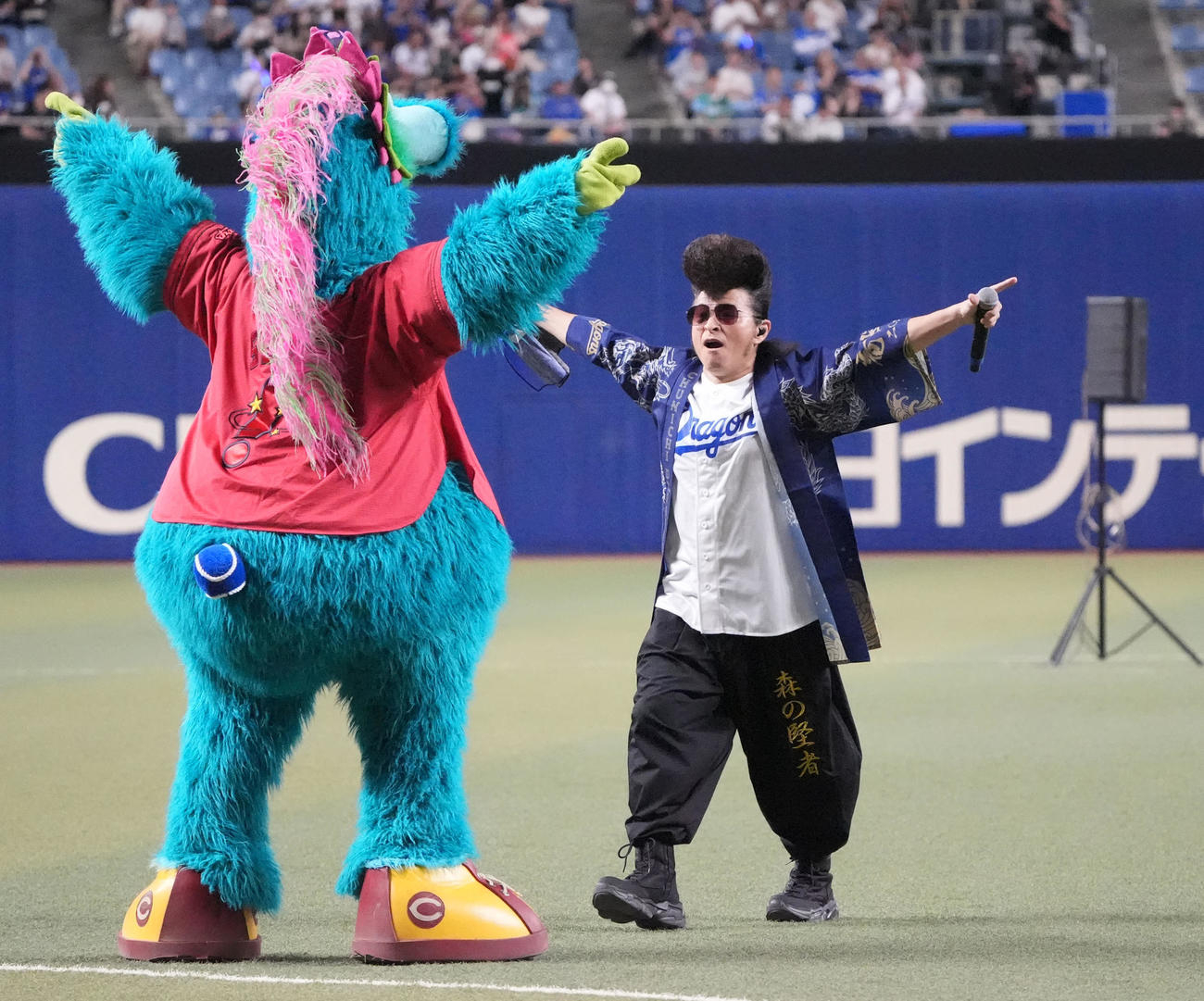 中日対広島　試合前、ライブで会場を盛り上げる氣志團の早乙女光（撮影・森本幸一）