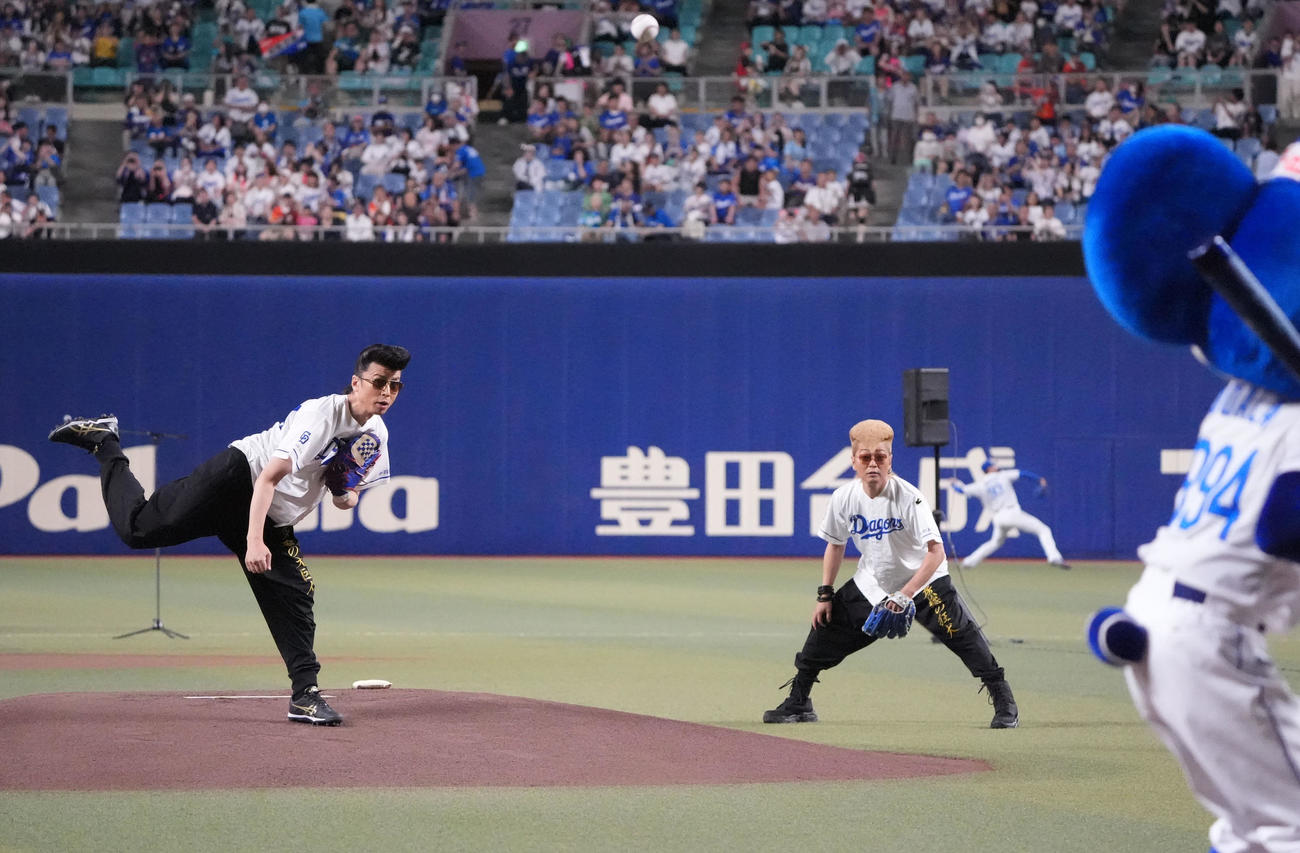 中日対広島　試合前、セレモニアルピッチを行う氣志團の西園寺瞳（左）右は綾小路翔（撮影・森本幸一）