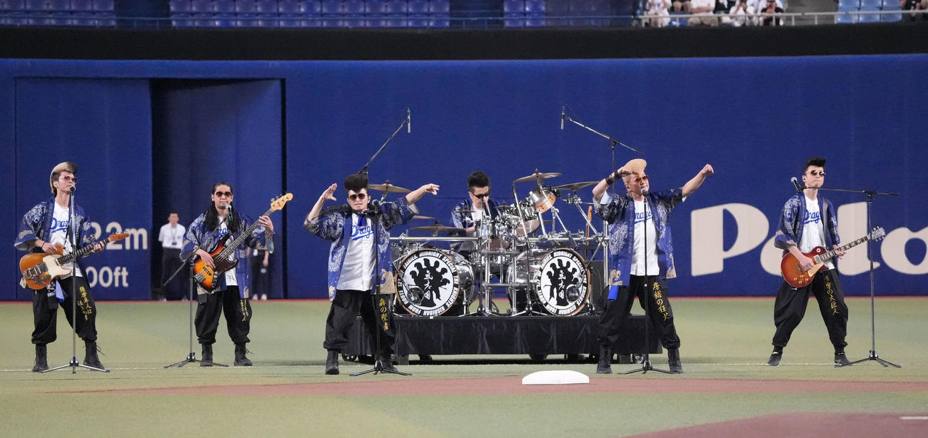 中日対広島　試合前、ライブで会場を盛り上げる氣志團（撮影・森本幸一）