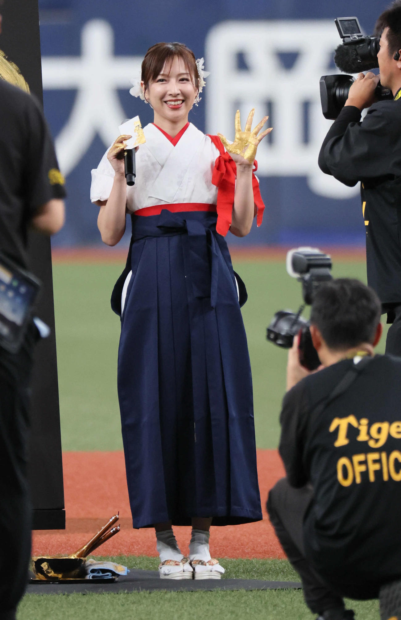 阪神対ヤクルト　「黒虎」を記した書道家の青柳美扇（撮影・宮崎幸一)