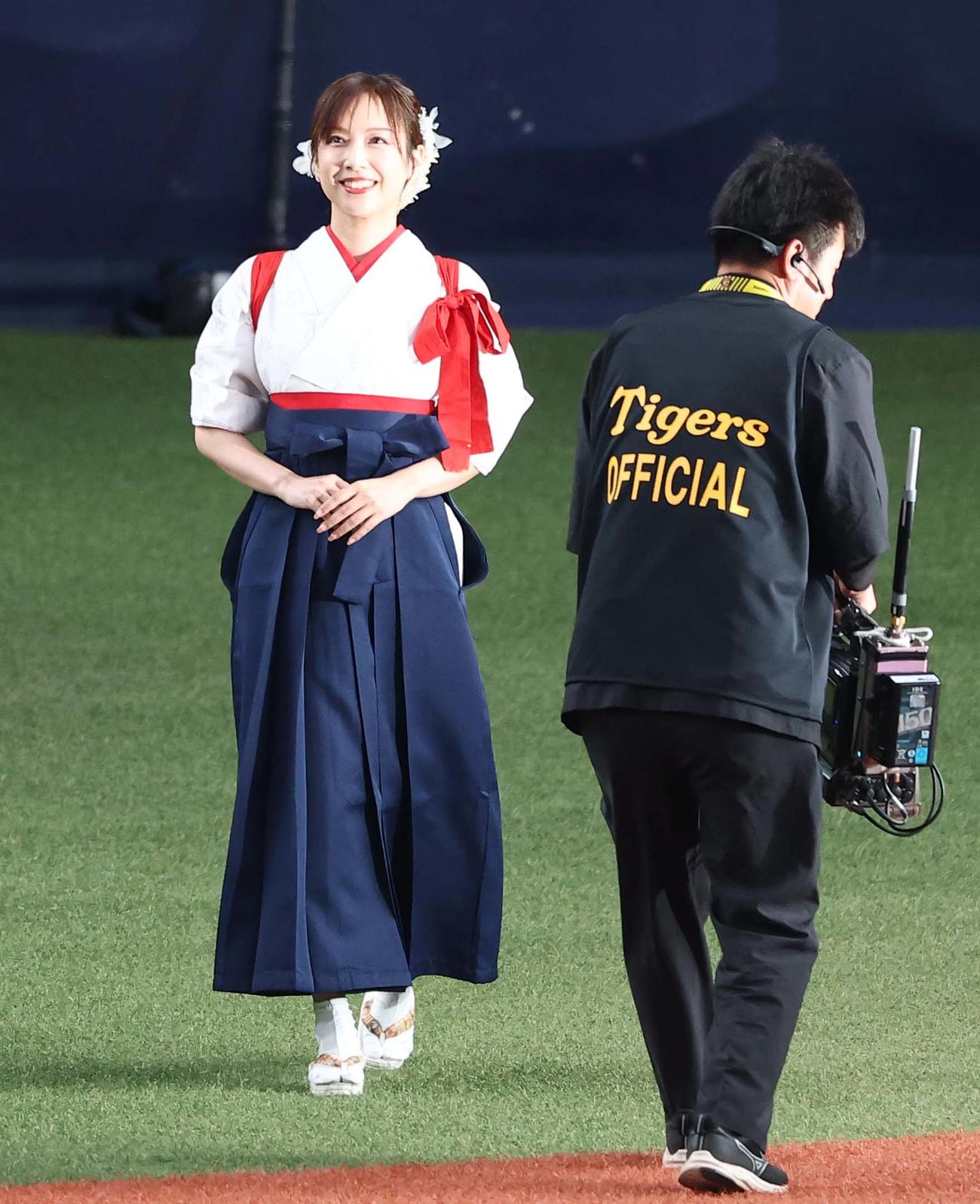 阪神対ヤクルト　書道パフォーマンスを披露した書道家の青柳美扇さん（撮影・上田博志）