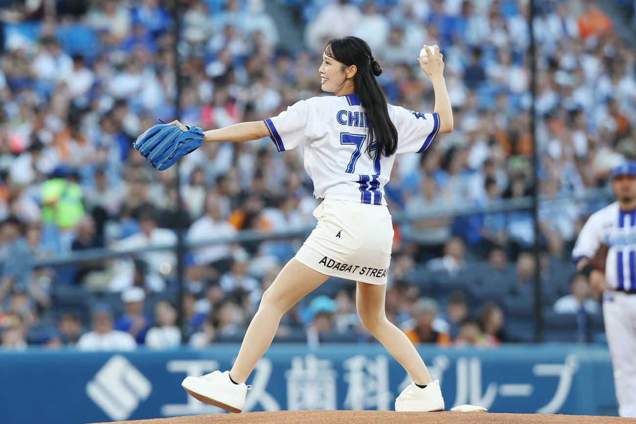 DeNA対巨人　始球式を務める女子ゴルファーの鈴木愛佳子（撮影・宮地輝）
